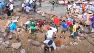 עשרות עובדים בו-זמנית בהקמת בריכת נוי