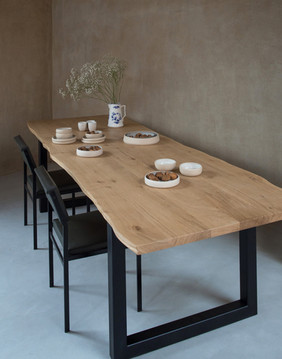 Table à manger en bois, chêne massif et son pied en métal "Caroline"
