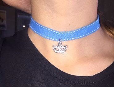 Ras de cou en tissu bleu ciel avec pendentif masque à strass
