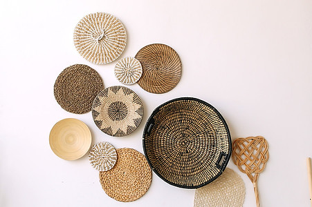 Geflochtene Wandkörbe – Sinnbild für das Sortieren von Themen und Konflikten in der Erstberatung bei Aenea.