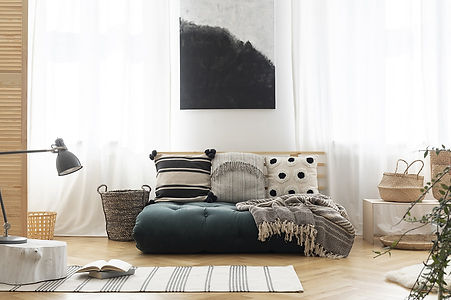 Wohnzimmer mit Sofa und Pflanzen – Sinnbild für Paare im Prozess bei Aenea.