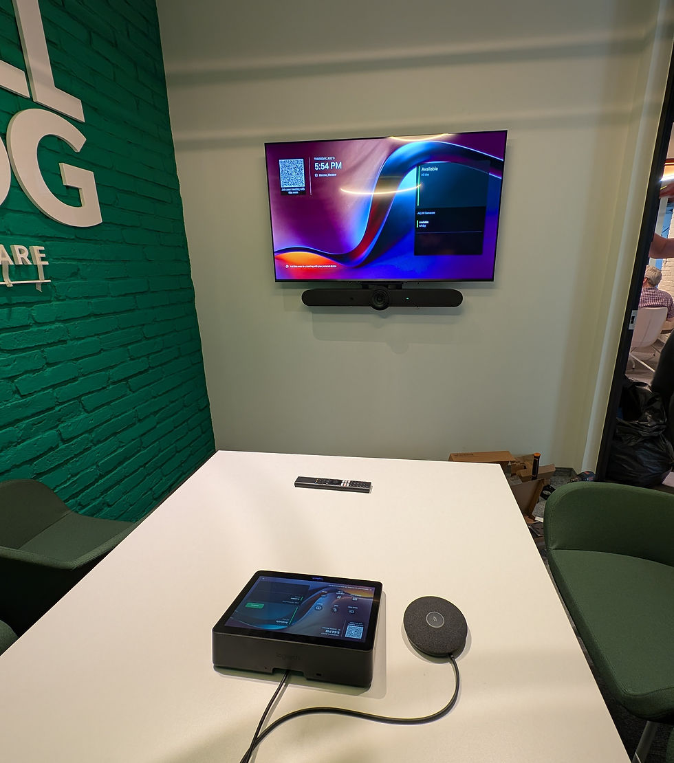 Niewielka sala konferencyjna z panelem dotykowym Logitech Tap IP do zarządzania spotkaniami w sali konferencyjnej