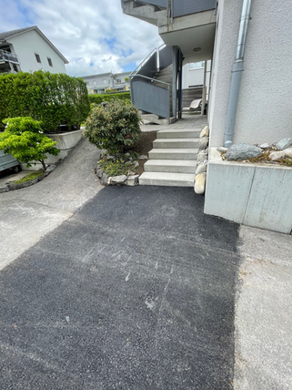 Baumeisterteam bei der Installation von Fernwärme-Hausanschlüssen an der Austrasse in Steffisburg