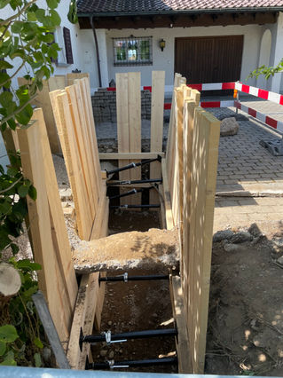 „Tiefbauarbeiten für Fernwärme an der Eichfeldstrasse“

„Verlegte Fernwärmeleitung entlang der Eichfeldstrasse“

„Hausanschlüsse an Fernwärmeleitung werden installiert“

„Bagger beim Aushub für Fernwärmerohr“

„Team überprüft Fernwärme-Rohrleitungen“

„Fertig verlegte Rohre für Fernwärme Eichfeldstrasse“

„Arbeiter beim Anschluss der Fernwärmeleitung an Gebäude“