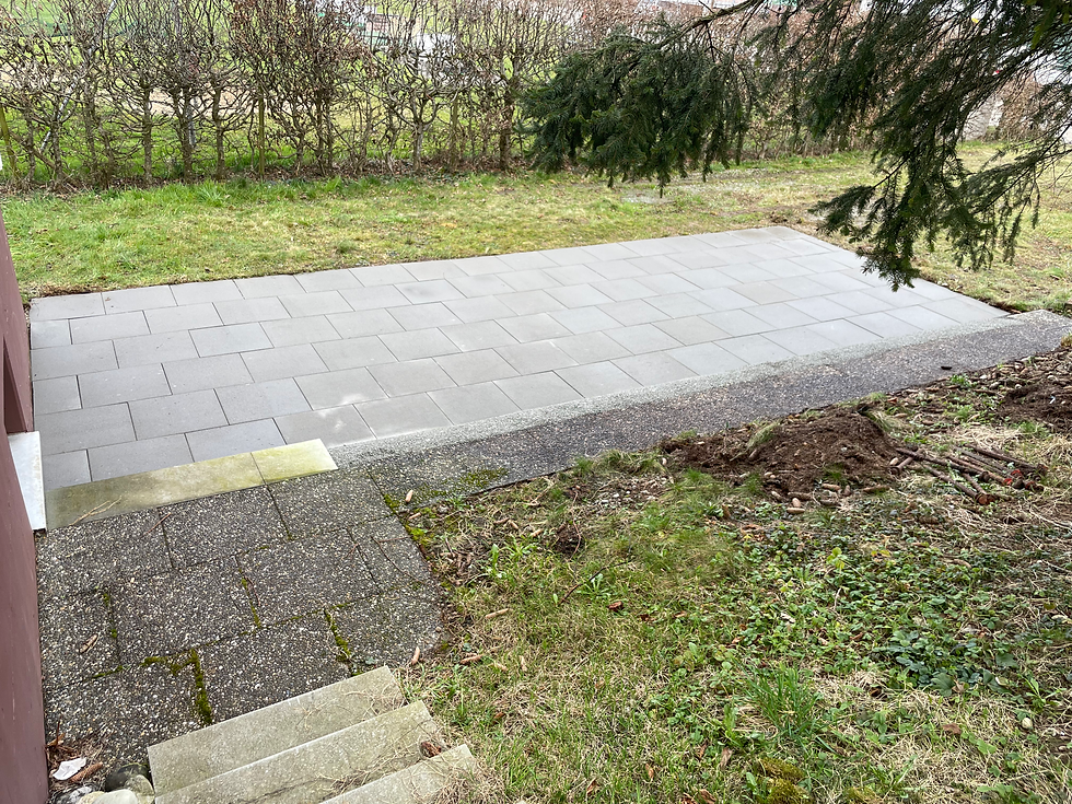 Gestaltung eines Grillplatzes im Garten mit hochwertigen Gartenplatten durch die Scupola Bau GmbH zur funktionalen und ästhetischen Aussenbereichsgestaltung.