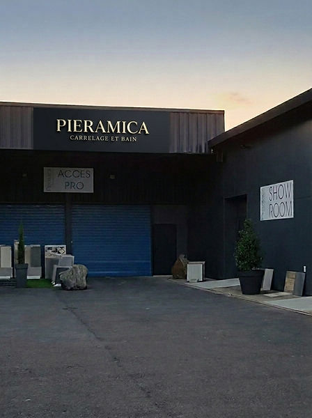 Showroom Pieramica L'Étrat - 400m² carrelage, salle de bain, parquet, outillage