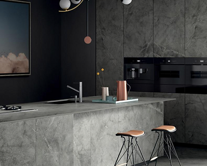 Pose de carrelage intérieur effet béton gris pour salle de douche