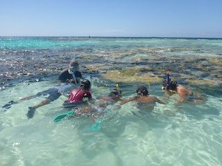 Groupe_à_l'eau_vue_lagon_small