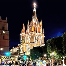 Parroquia de San Miguel at night