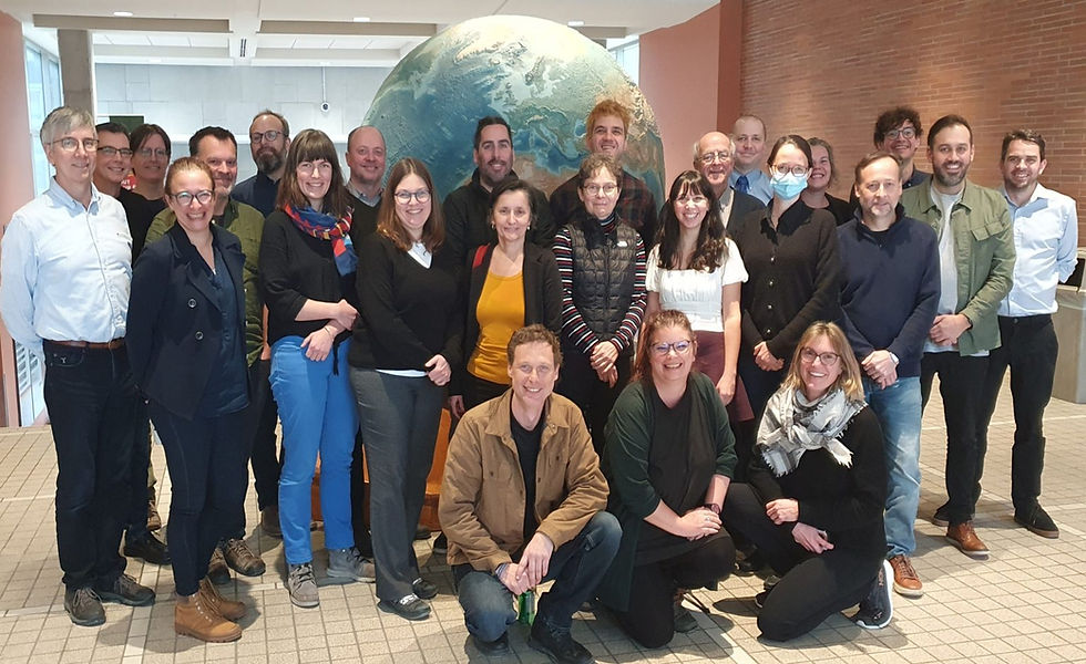 De gauche à droite, au fond: Michel Ouellet (MELCCFP), Vincent Cloutier (UQAT), John Molson (U Laval), Thomas Buffin-Bélanger (UQAR), Jean-Michel Lemieux (U Laval), René Therrien (U Laval), Yohann Tremblay (U Laval), Maxime Tremblay (RQES), Alain Rouleau (UQAC), Simon Guay (MELCCFP), Laura-Pier Perron-Desmeules (UQAC), François Huchet (INRS). De gauche à droite, au milieu: Julie Ruiz (UQTR), Laura Gatel (U Laval), Nadine Roy (MELCCFP), Édith Bourque (MELCCFP), Marie Larocque (UQAM), Mélanie Raynauld (INRS), Marie-Catherine Talbot Poulin (MELCCFP), Martin Stapinsky (MELCCFP), Sébastien Ouellet (MELCCFP), Antoine Thibault (MELCCFP). De gauche à droite, devant: Julien Walter (UQAC), Miryane Ferlatte (RQES), Anne-Marie Decelles (RQES).