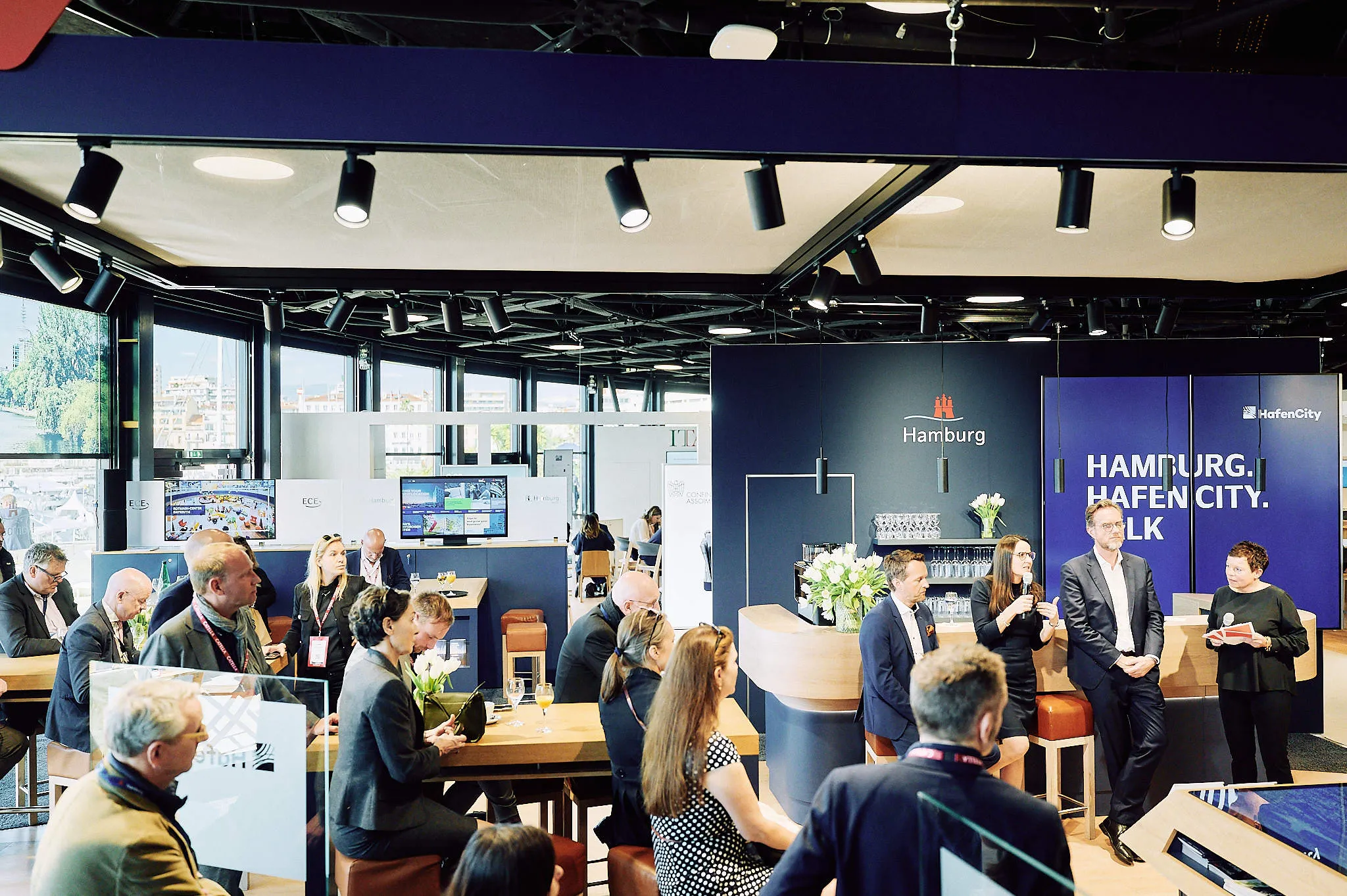 People at a Hamburg HafenCity event with motion graphics.