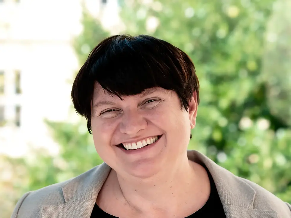 Das Bild zeigt ein Portrait der Trainerin Nadja Miko-Schefzig.