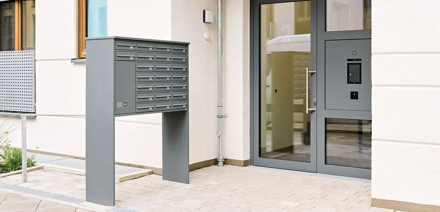 Briefkastenanlage im Eingangsbereich eines Mehrfamilienhauses