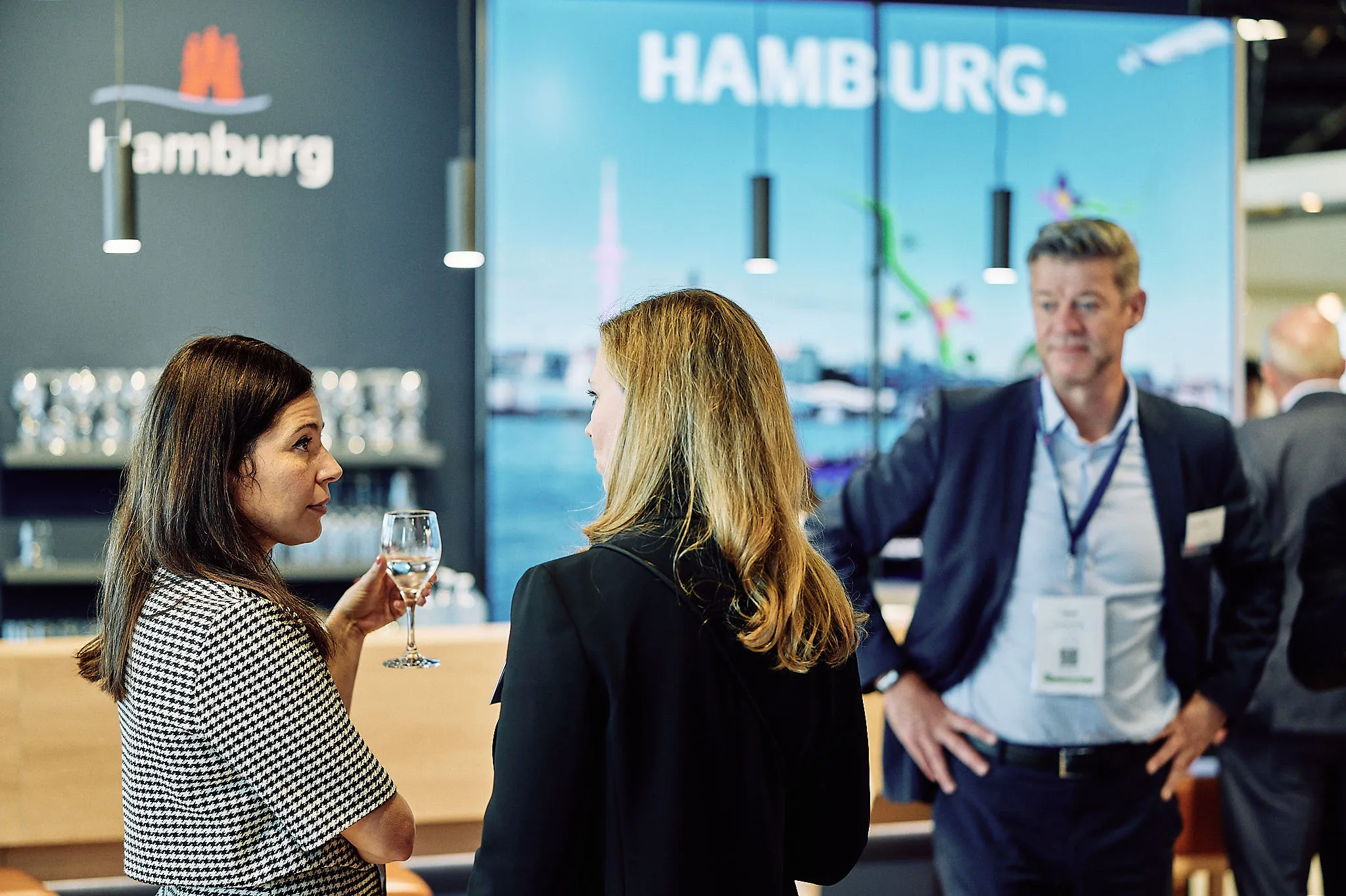 Professionals networking at a Hamburg motion graphics event.