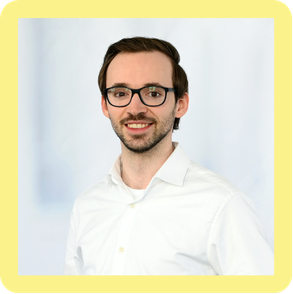 Lächelnder Mann mit Brille und weißem Hemd