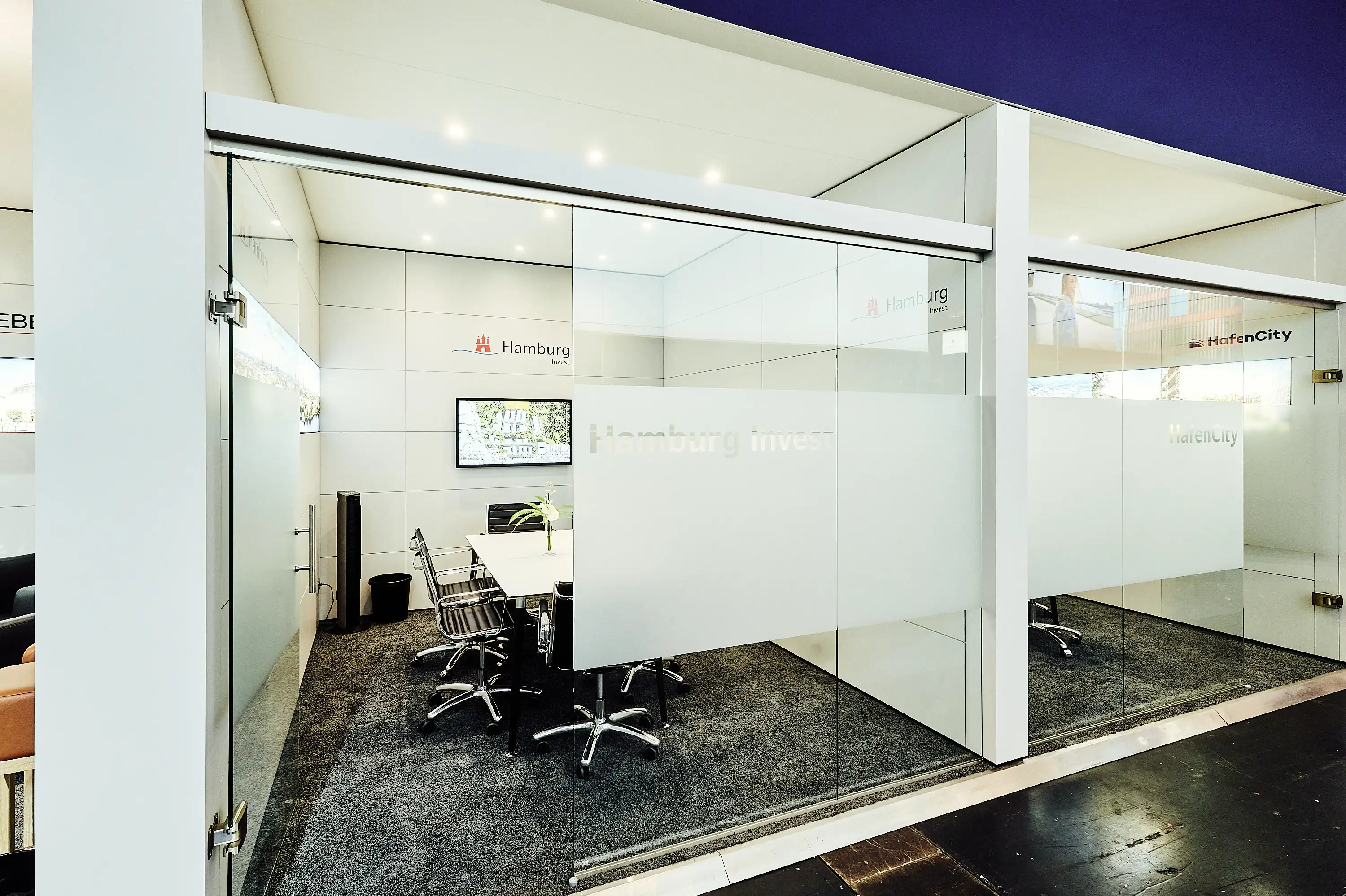 Modern glass-walled meeting rooms at EXPO REAL 2025.