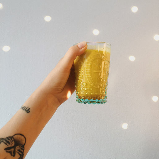 złote mleko w szklance