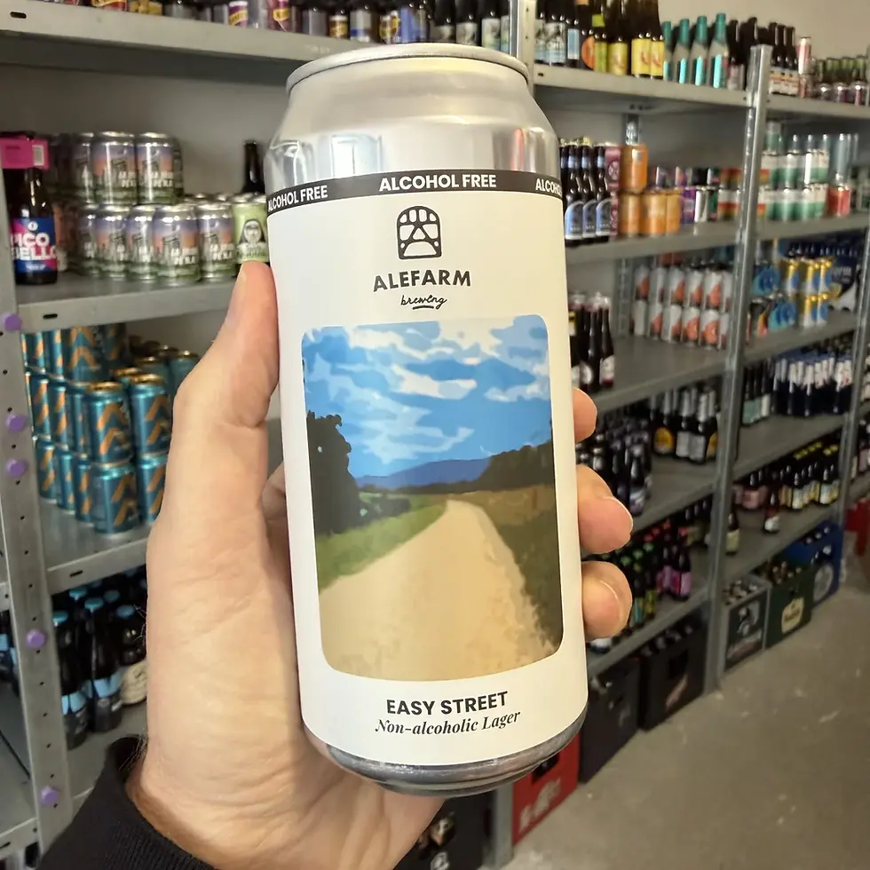 Hand met een blik Alefarm Brewing Easy Street voor de bierschappen