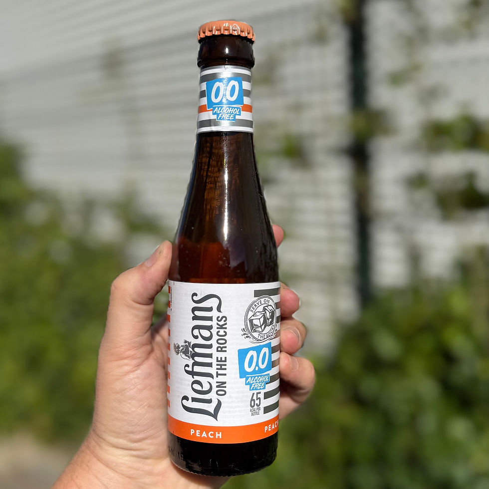 Liefmans peach 0.0 alcoholvrij bier on the rock met ijs fles fruitbier