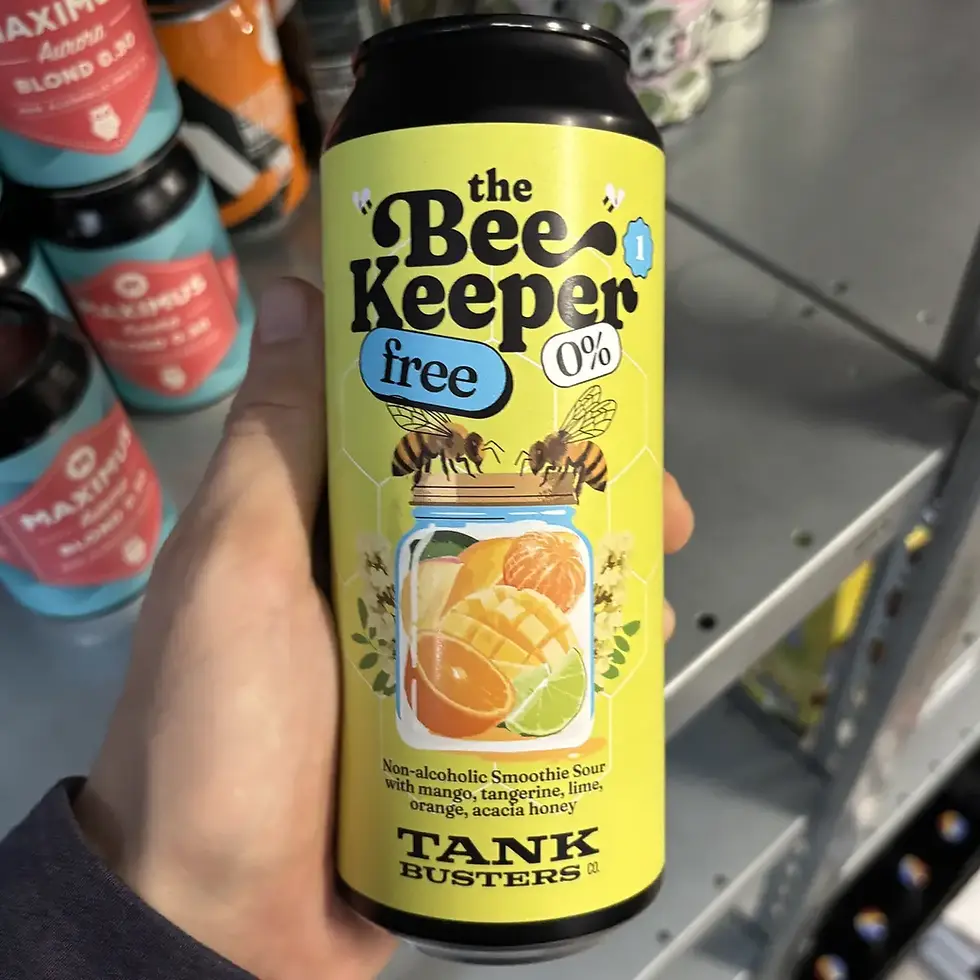 Hand met een blik TankBusters.Co The Beekeeper Free Vol.1