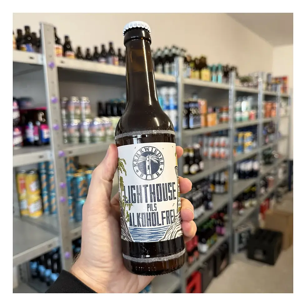 Fles Kehrwieder Lighthouse Pils Alkoholfrei in de hand in de bierwinkel