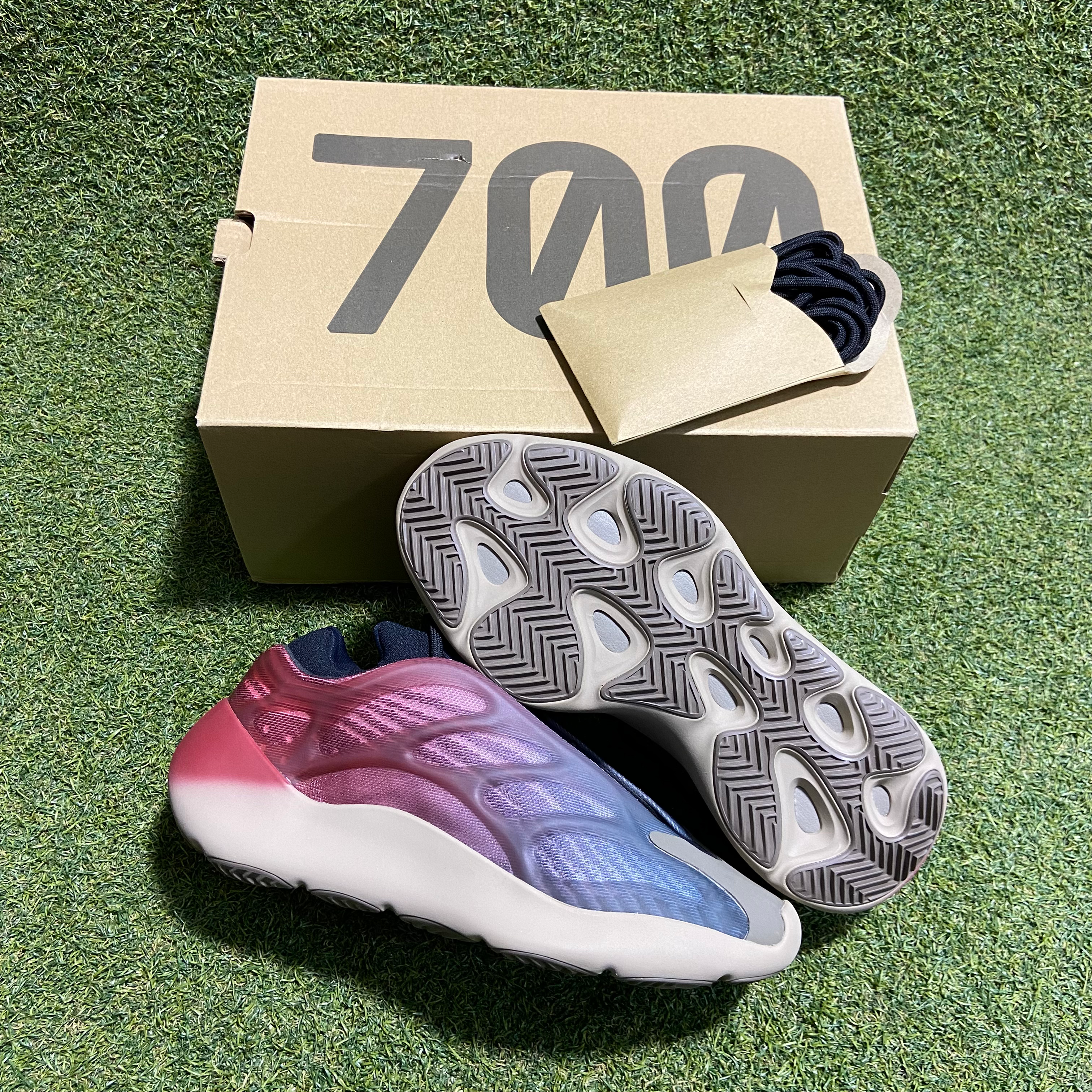 Yeezy 700 Fade Carbon V3: 8