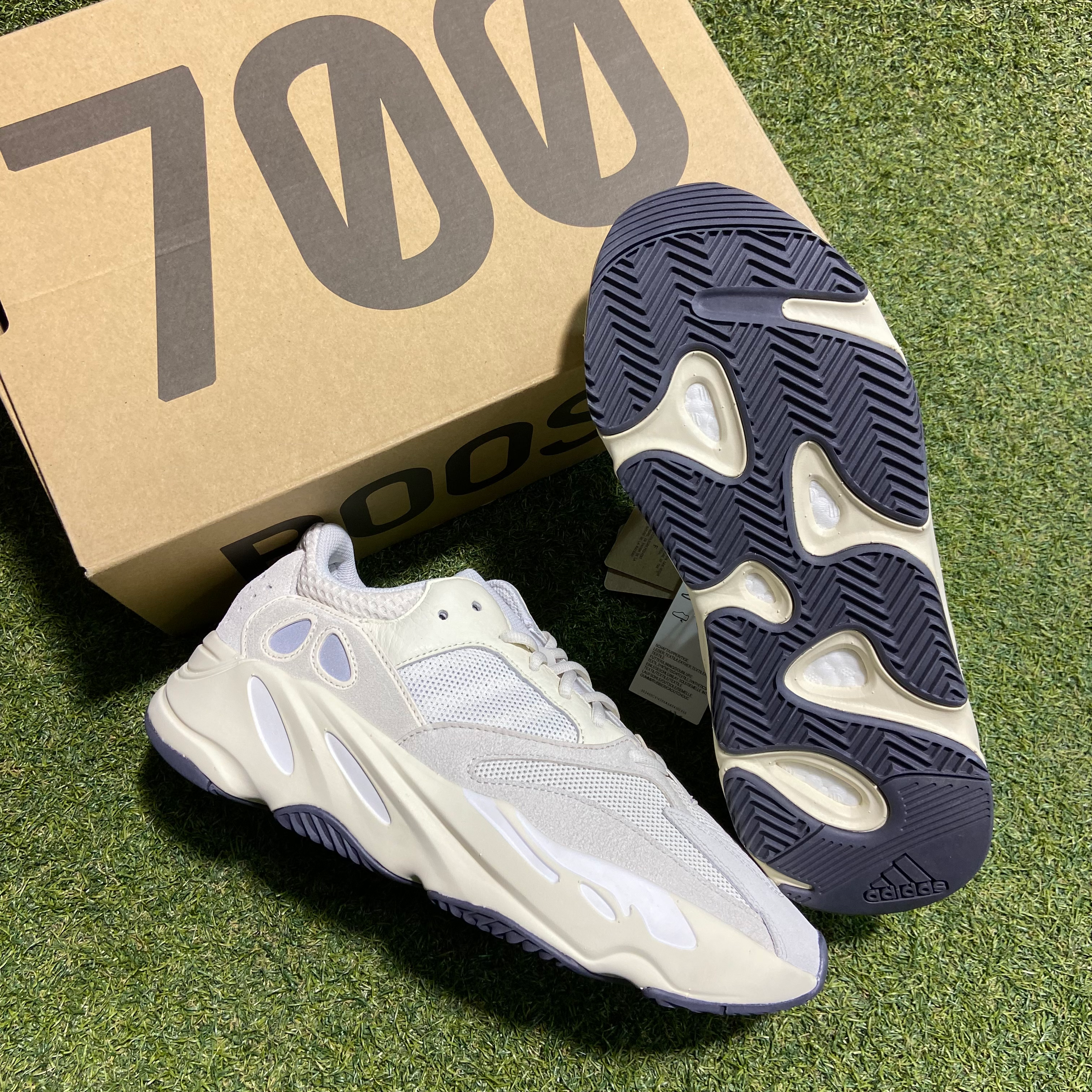 2023 Yeezy 700 Analog: 10