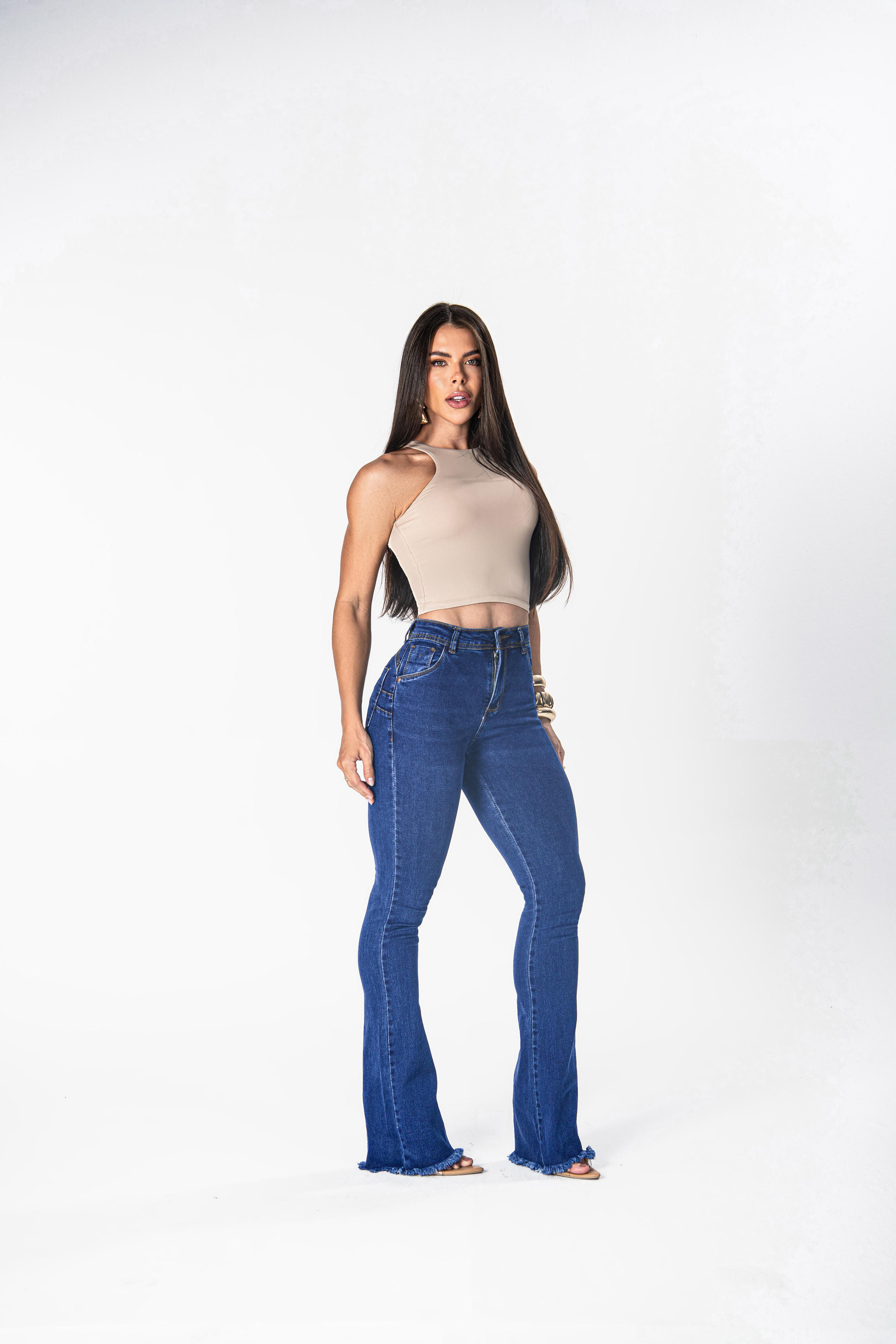 Calça jeans flare barra desfiada 