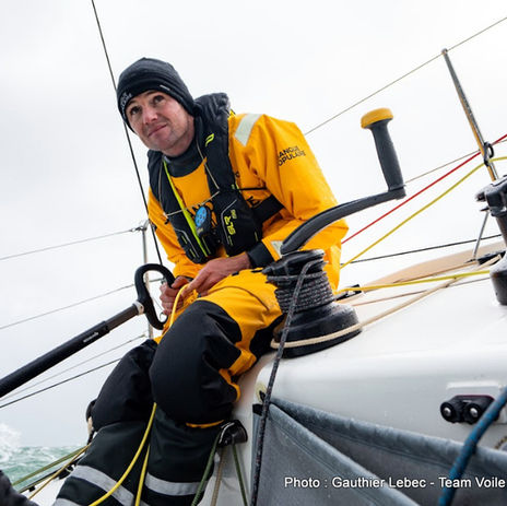 À quelques semaines du lancement de la saison majeure en Figaro Bénéteau 3, la Solo Guy Cotten ouvre traditionnellement le bal du Championnat de France Élite de Course au Large. À Concarneau, du 6 au 14 mars 2026, l’épreuve rassemble une flotte dense de 45 skippers et constitue un premier test grandeur nature pour les prétendants à la Solitaire du Figaro. Parmi eux, Loïs Berrehar, en attendant son IMOCA60 Banque Populaire XI pour 2017, aborde l’événement avec un projet structuré et un hiver de préparation particulièrement intense sous les couleurs du Team Banque Populaire.