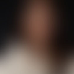 Premier fait marquant, le retrait d’Audrey Ogereau de son projet en solitaire à la barre de Koesio pour la Route du Rhum 2026. Initialement engagée dans un programme ambitieux aux côtés d’Erwan Le Roux, la navigatrice a annoncé renoncer à prendre le départ. En cause, une préparation perturbée par plusieurs avaries majeures, dont des casses mécaniques et un chavirage, ainsi qu’une réflexion personnelle sur son engagement en solitaire. Elle évoque un décalage entre les exigences de la course au large en solo et ses aspirations actuelles, préférant désormais se concentrer sur des formats en équipage ou en équipage réduit. Ce retrait redistribue les cartes autour du trimaran Koesio, toujours en chantier à La Rochelle. Pas d'annonce sur son remplaçant, à la barre du trimaran, Erwan Leroux, skipper habituel devrait rempiler pour la transat en solitaire.