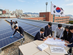 Estudiantes de Busan desarrollando un proyecto fotovoltaico