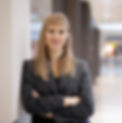 Professionelle Frau im Anzug lächelt. Krisenkommunikation, PR-Beratung, Marketing Agentur Häusler-Dworschak.