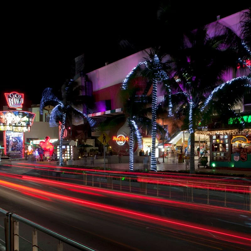 Bar en el centro de Cancún con banda de música en vivo y luces cálidas por la noche