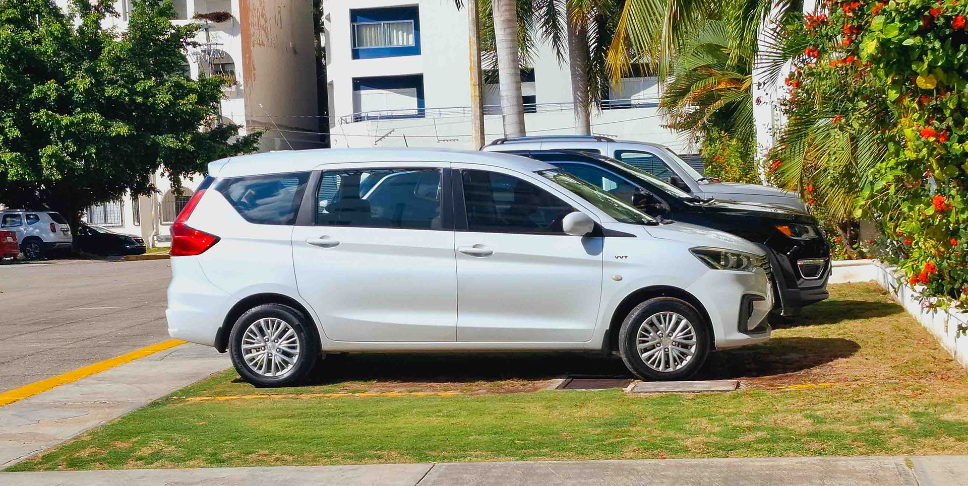 Auto compacto de iMove estacionado en el aeropuerto de Cancún