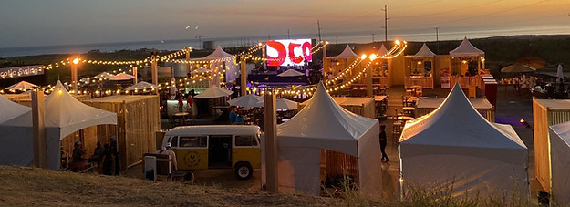 Evento al aire libre con proyecciones láser y sistema de sonido profesional.