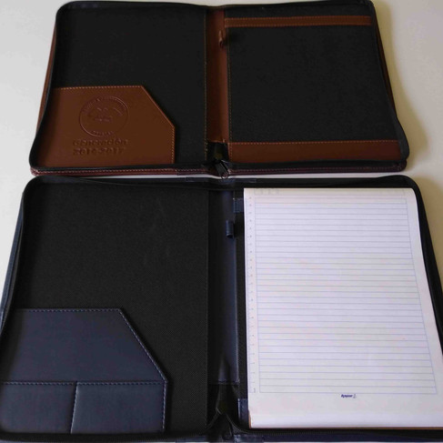Carpeta con cierre y bolsillos internos para documentos.