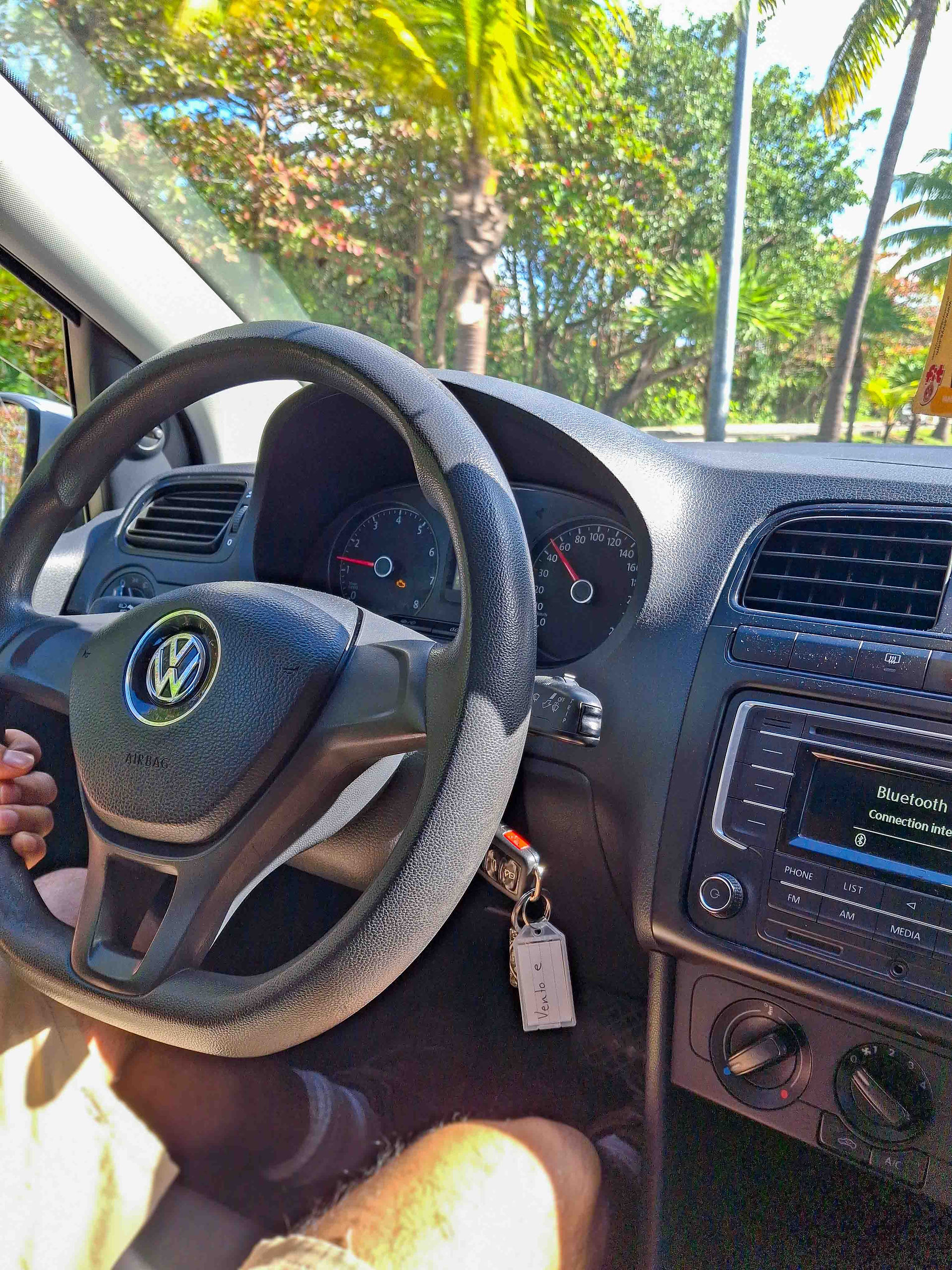 Auto de renta en carretera costera con vista al mar Caribe