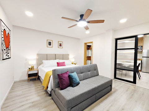 Elegant one-bedroom apartment in Condesa with king bed, sofa bed, and fast Wi-Fi. Bright and modern—ideal for business or leisure near cafés and parks.