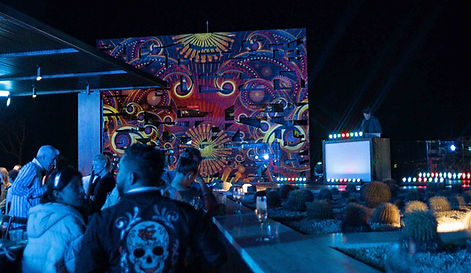 Proyección de video mapping en un evento corporativo.