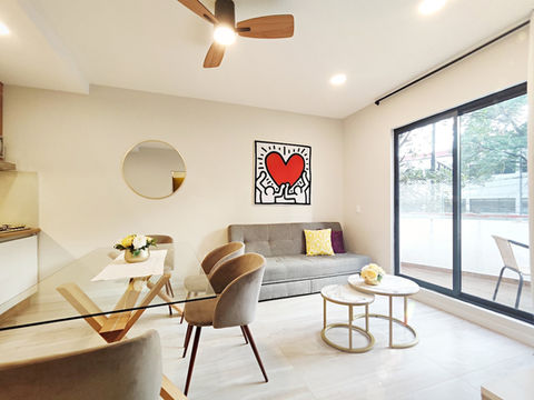 Suite with dedicated workspace and king bed. Fast Wi-Fi and full kitchen. The perfect blend of work and comfort in Condesa..