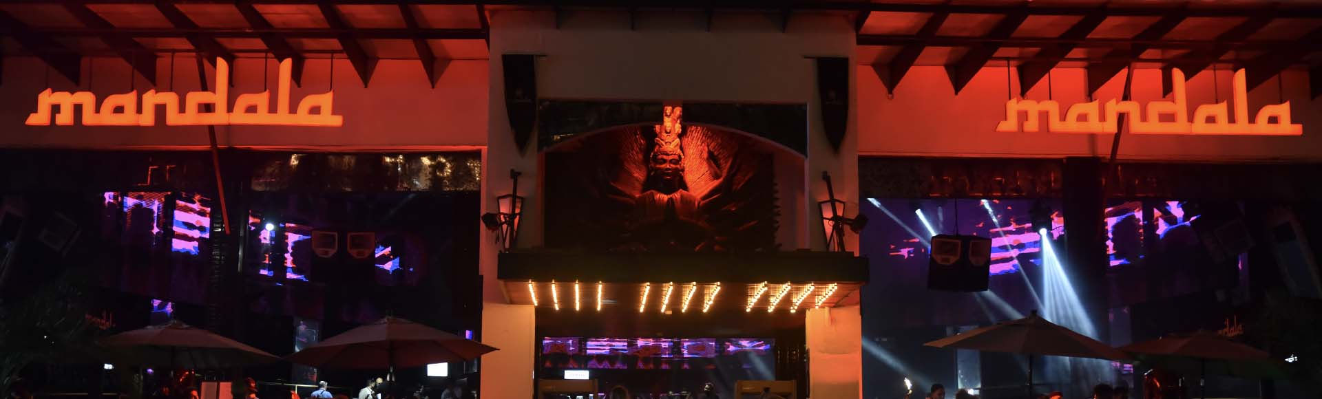 Club nocturno en Cancún con luces de neón y ambiente festivo