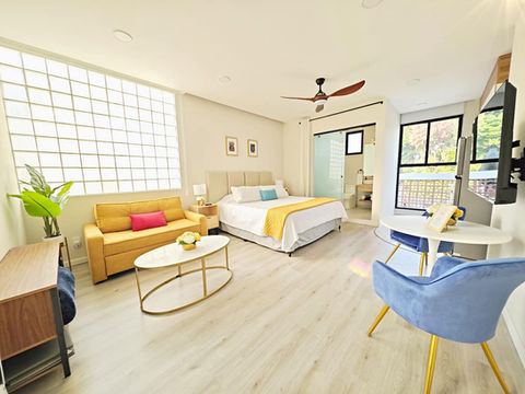 Mini loft in Condesa with king bed, sofa bed, and fast Wi-Fi. Creative design near parks and cafés—perfect for couples and artists.
