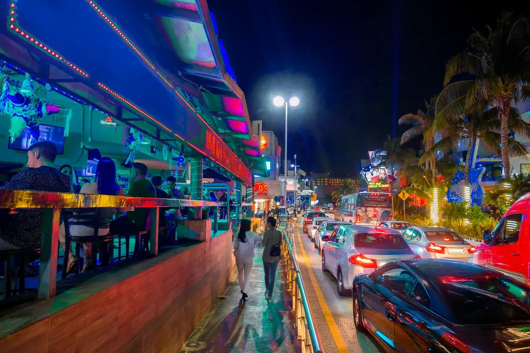 Bar en el centro de Cancún con banda de música en vivo y luces cálidas por la noche