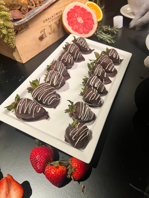 Mesa de dulces y postres para evento ejecutivo.