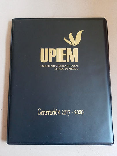 Carpeta en vinil rojo con logo impreso en serigrafía