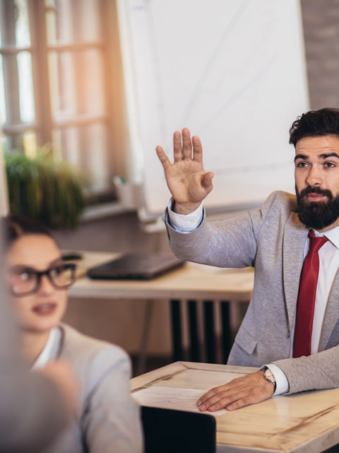 Equipo colaborando durante una sesión práctica de cursos de Excel para empresas