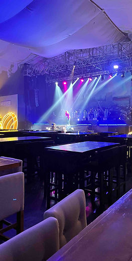 Iluminación dinámica y montaje audiovisual en salón de conferencias.