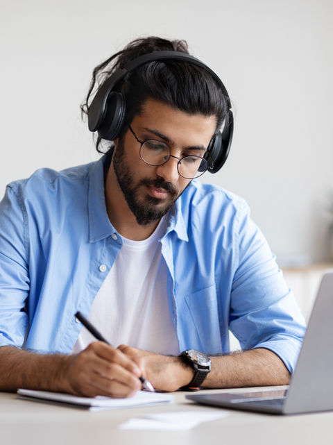 Empleado aplicando conocimientos adquiridos en cursos de Excel para empresas en su computadora