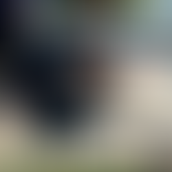 Turista recibiendo auto de renta en hotel Cancún con maletas