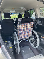 車いすが介護タクシー内に収まる様子